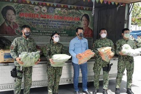 200 city hall employees donate goods to Parañaque PNP's 'free .